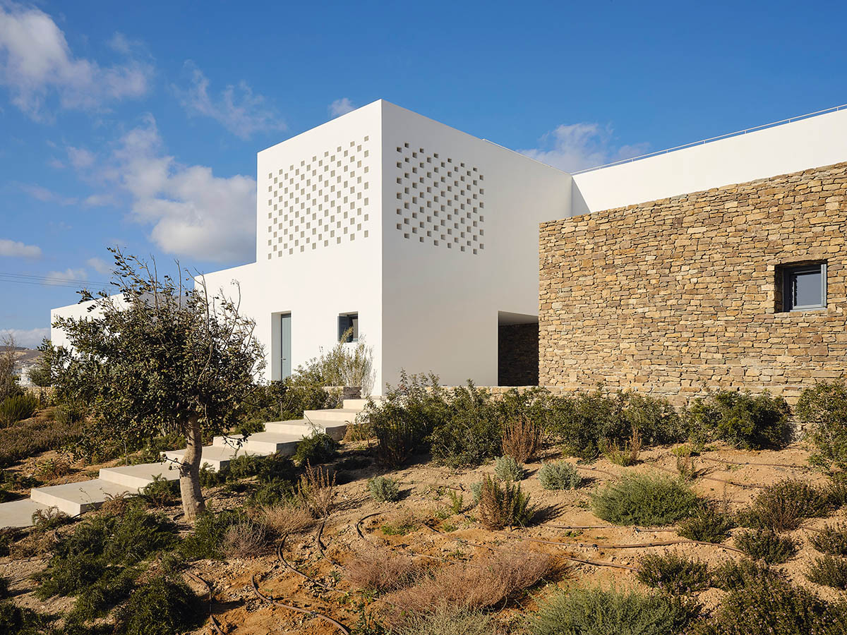 ARP ristruttura la Tetris House di Antiparos con geometria cubica e interventi di sottrazione e aggiunta