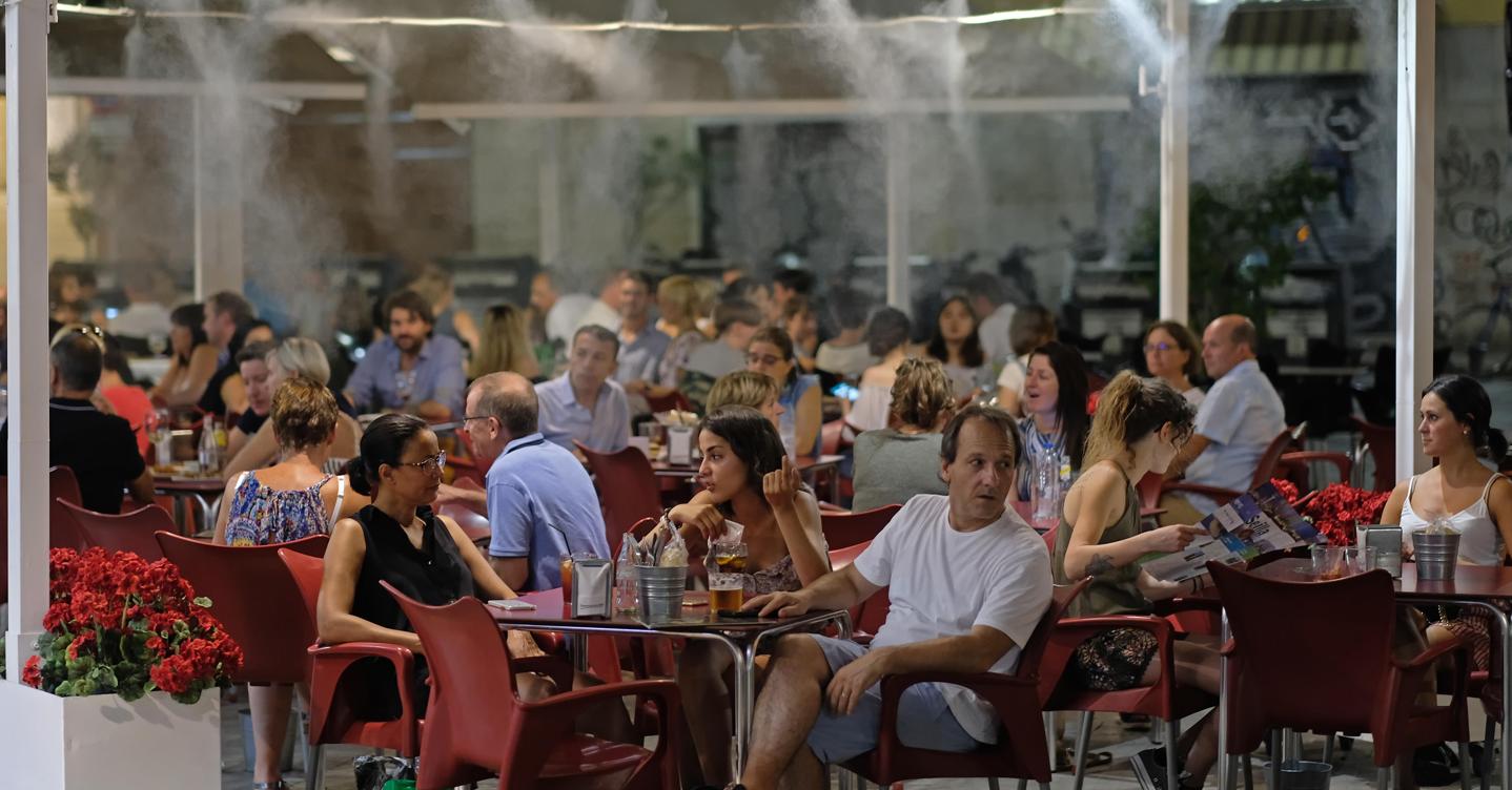 Ridurre il calore urbano senza split: nebulizzazione, ombreggiatura e materiali a basso assorbimento termico