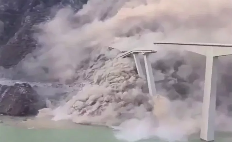 Ponte in cemento crolla in Cina a causa di frana: video mostra l'evento