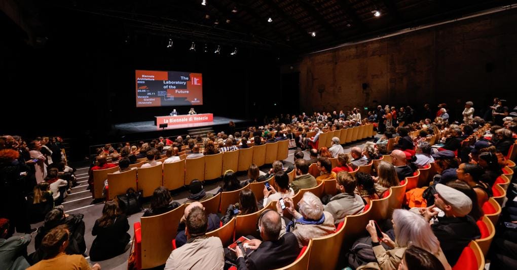 La Biennale di Venezia: l’esposizione “The Laboratory of the Future” e la controversia sui visti per collaboratori ghanesi