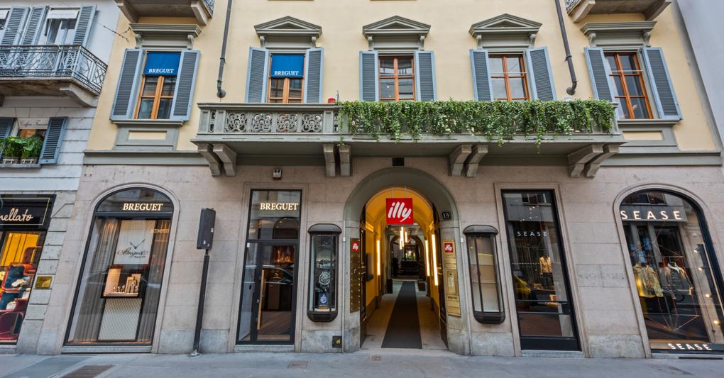 Illy apre il suo primo flagship store a Milano, in un palazzo storico del Quadrilatero