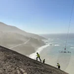 Caltrans installa reti protettive sulla Highway 1 di Big Sur per contrastare le frane: riapertura prevista a marzo 2026