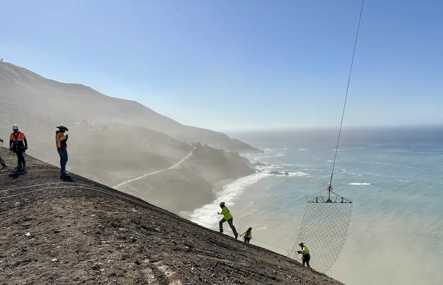Caltrans installa reti protettive sulla Highway 1 di Big Sur per contrastare le frane: riapertura prevista a marzo 2026