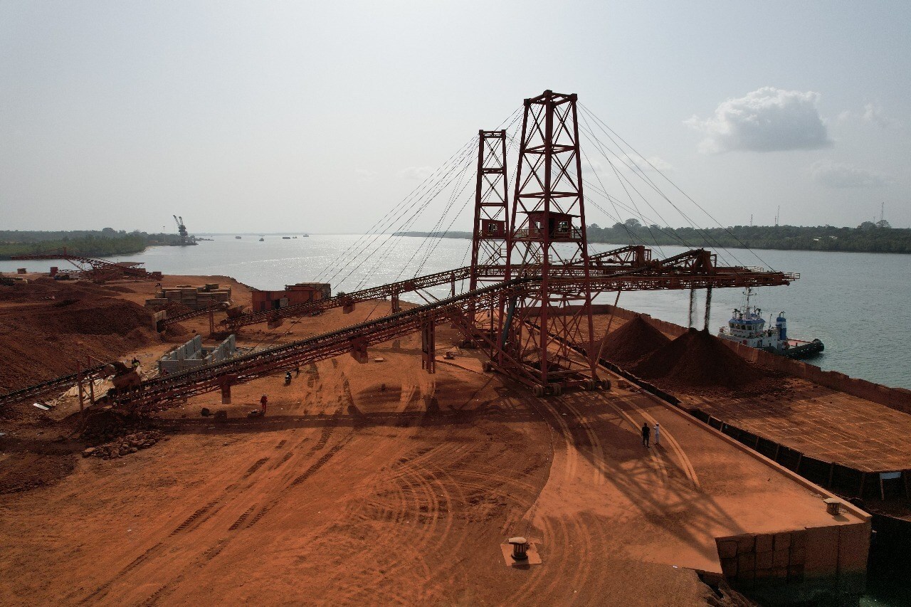 Ashapura Minechem costruisce ponte sul fiume Konkouro, aprendo l'accesso a 80 milioni di tonnellate di bauxite in Guinea