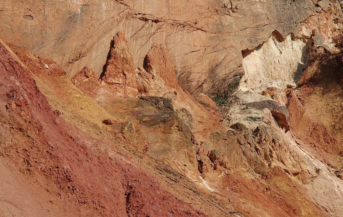 Guinea e Emirates Global Aluminium: trattative in corso per la bauxite, chiave dell'alluminio