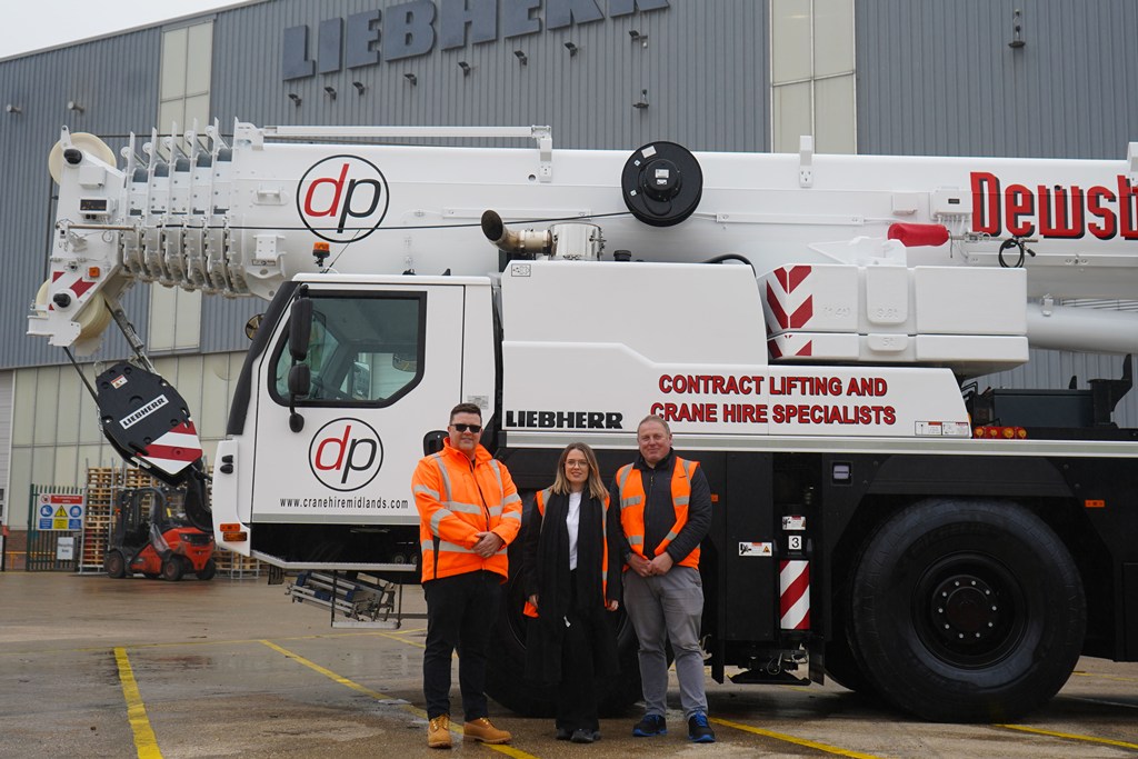 Dewsbury & Proud amplia la flotta con la prima di sei nuove gru Liebherr LTM 1090‑4.2