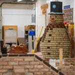 Studenti di Malvern costruiscono un gigantesco pupazzo di neve in mattoni