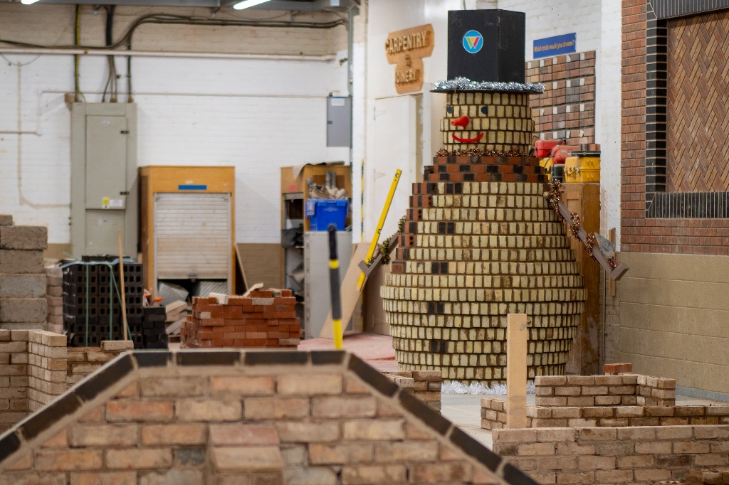 Studenti di Malvern costruiscono un gigantesco pupazzo di neve in mattoni