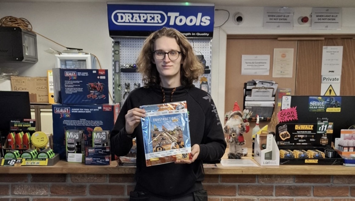 Negozi di noleggio lanciano album di adesivi per attirare giovani nel settore delle costruzioni