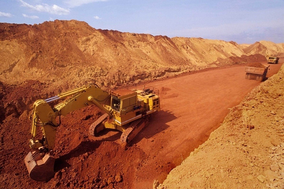 Bauxite indonesiana 2026: quote RKAB più strette e recupero dei prezzi