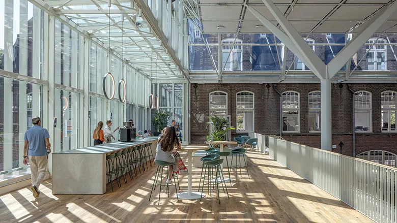 Delft: l'ex edificio universitario diventa ufficio sostenibile per Haskoning, premiato con Award of Merit