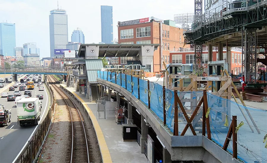 Fenway Center a Boston: ponte quasi finito, torri sospese per controversie legali e mercato in evoluzione