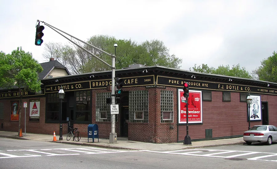 Doyle's Café a Boston demolito all'improvviso: i vicini in shock