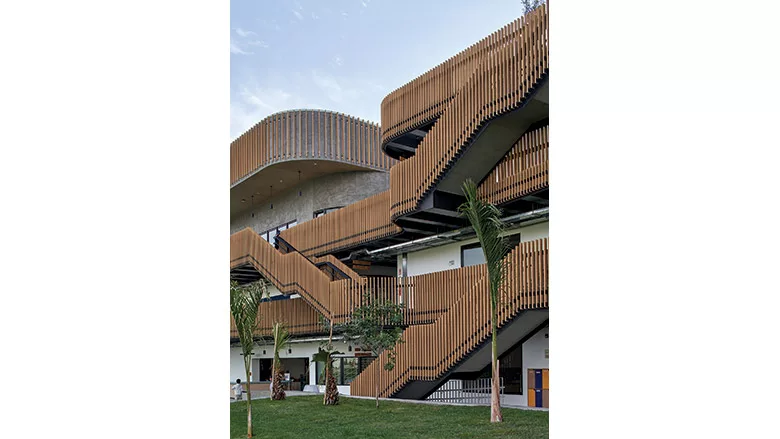 Markham College Primary School: un campus scolastico ispirato ai paesaggi peruviani per favorire apprendimento e consapevolezza ecologica