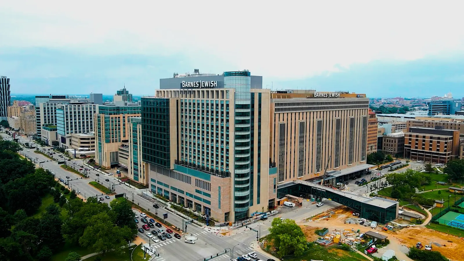 McCarthy impiega prefabbricazione e logistica per accelerare la costruzione della Plaza West Tower a St. Louis