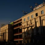 Fed abbassa i tassi: i cantieri in corso si rinforzano, ma i nuovi progetti restano in stallo