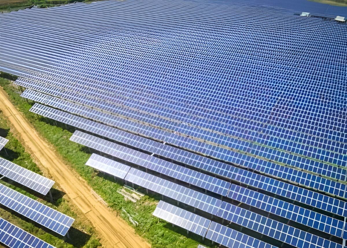 Bahrain inaugura la centrale solare Al Dur: 100 MW per la neutralità carbonica entro 2060