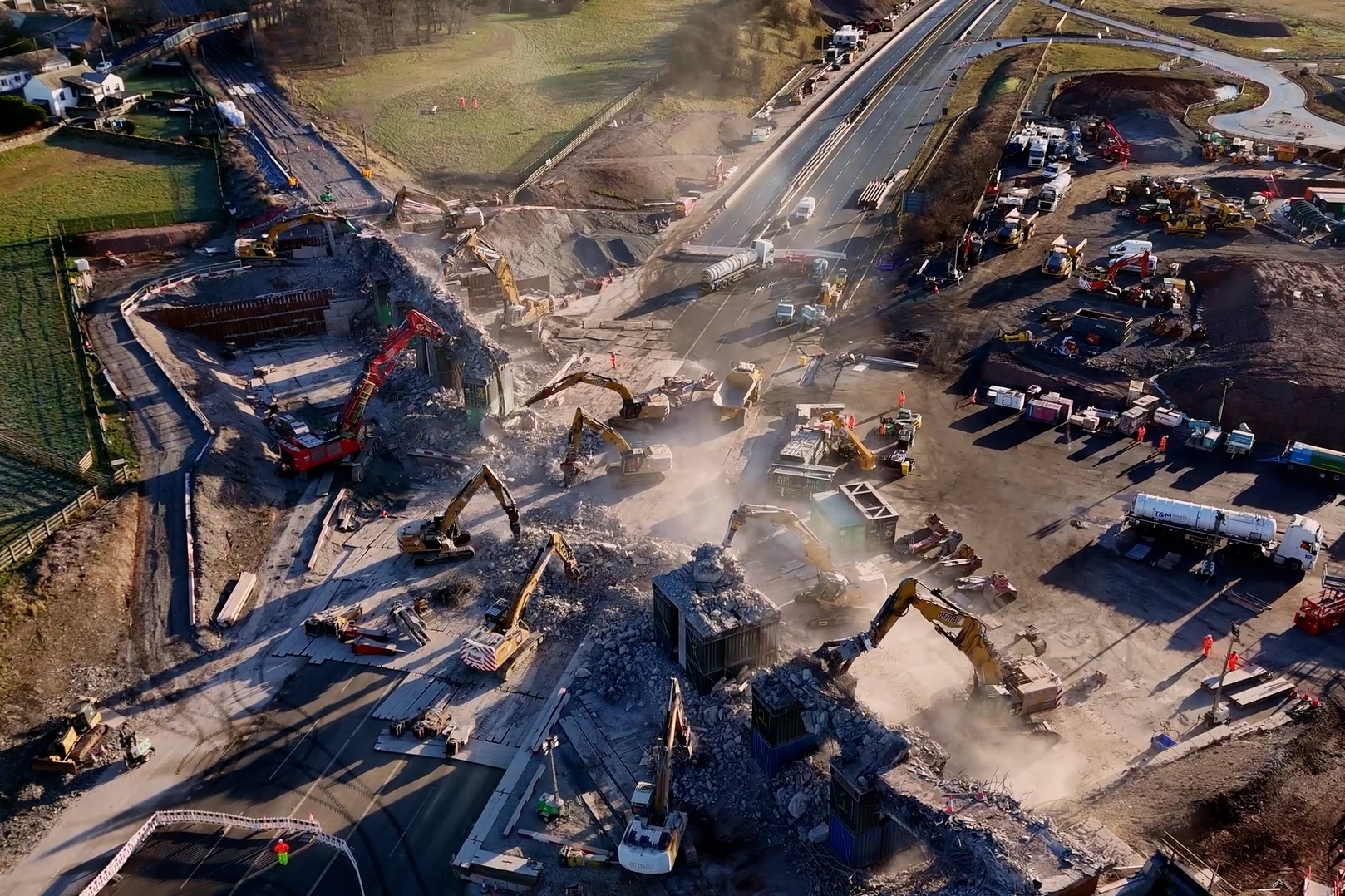 Smantellamento di ponte in cemento sull'M6: video time‑lapse mostra l’intero processo