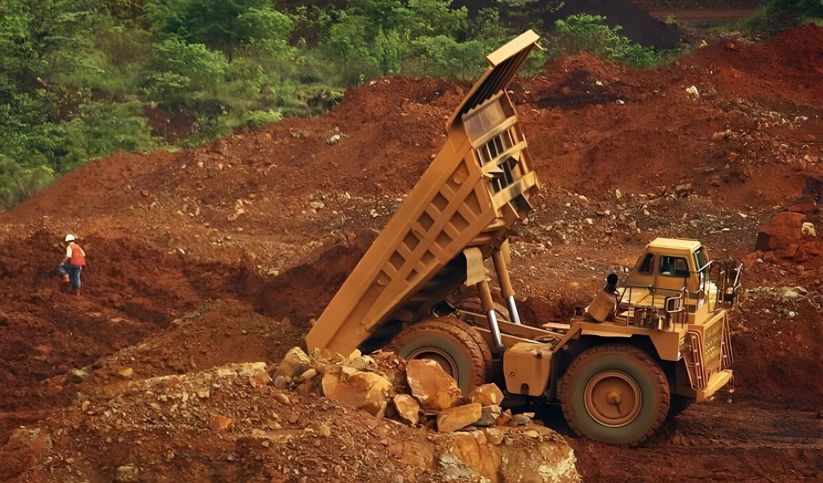 Vedanta: garantire la bauxite per l’alluminio entro il 2026 – sfide normative e impatti economici