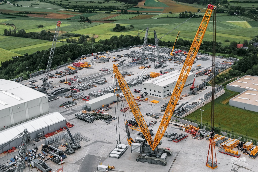 Una gru a cingoli da 2.500 tonnellate si dirige verso il Regno Unito