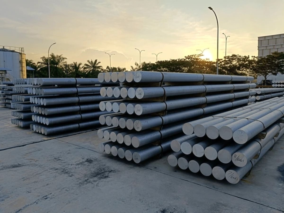 Prezzi alluminio LME: leggera flessione e segnale di carenza di scorte globale