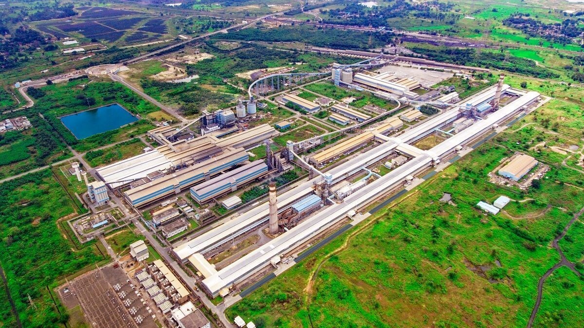 Hindalco investe 2,3 miliardi di dollari per espandere lo smelter di alluminio e produrre pellicole per batterie in Odisha