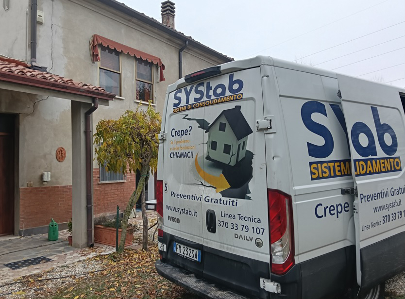 Fondazioni in cedimento: intervento rapido con micropali e resine salva villa mantovana