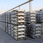 Alluminio LME: prezzo cash a 3.042 USD/tonne, scorte di apertura in lieve aumento