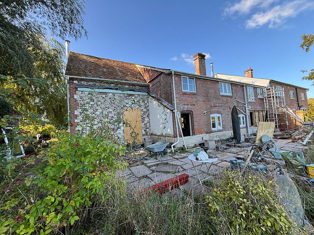 Casa storica sollevata: fine allagamenti grazie a macchinari idraulici