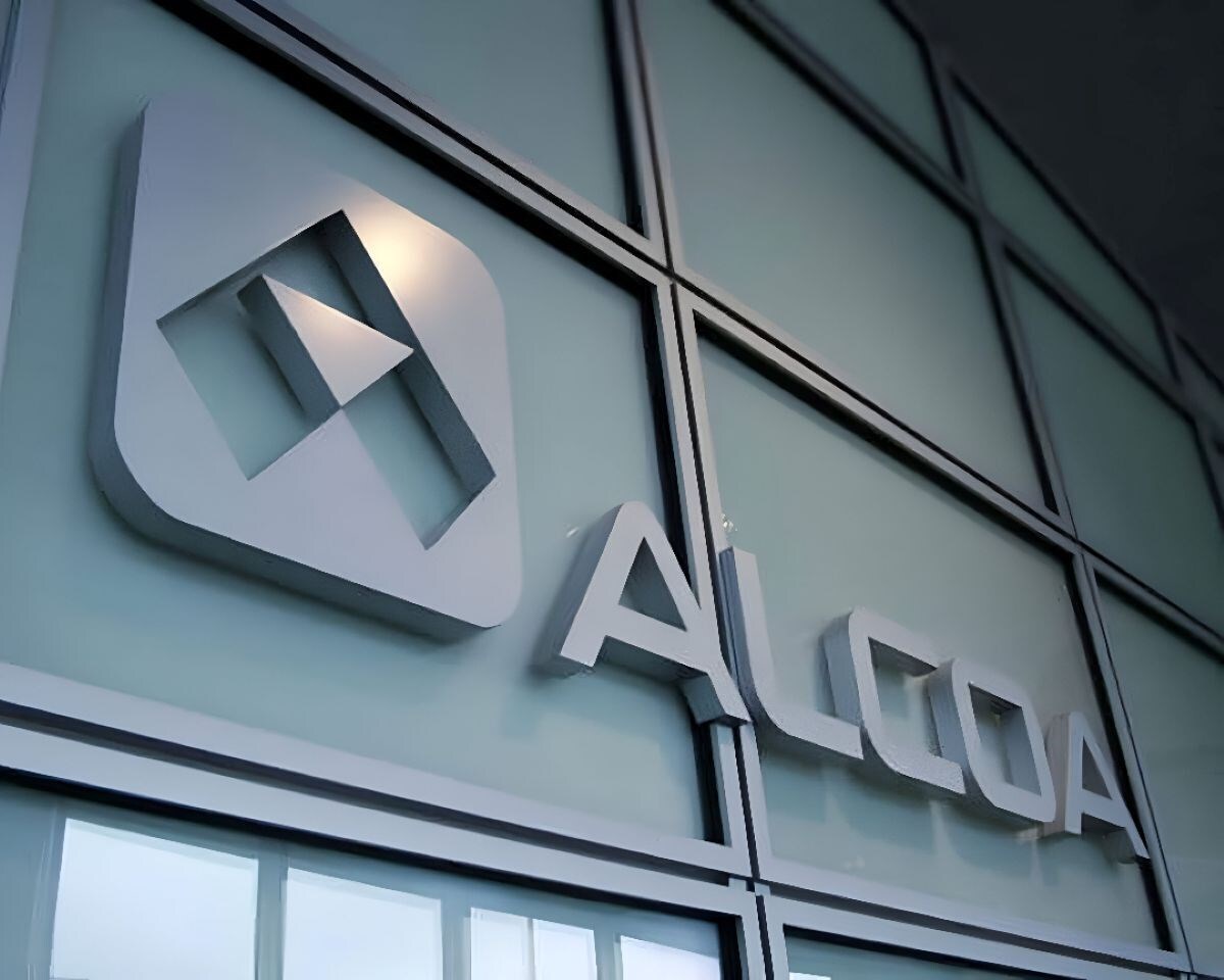 Alcoa supera il mercato: performance solida grazie a prezzi alluminio in rialzo e strategia prudente