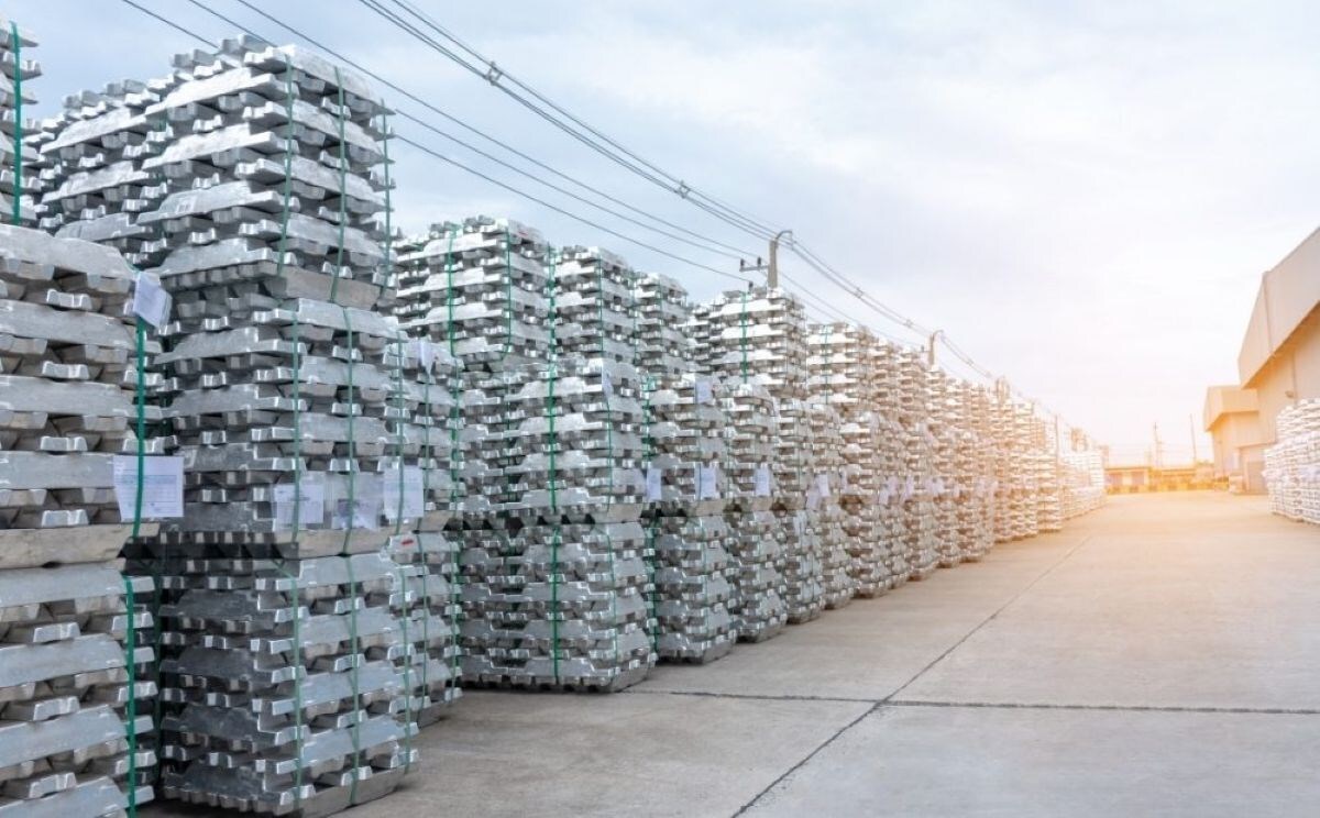 Prezzi dell’alluminio sul LME salgono di 1,4 % il 16 febbraio: analisi dei movimenti di mercato