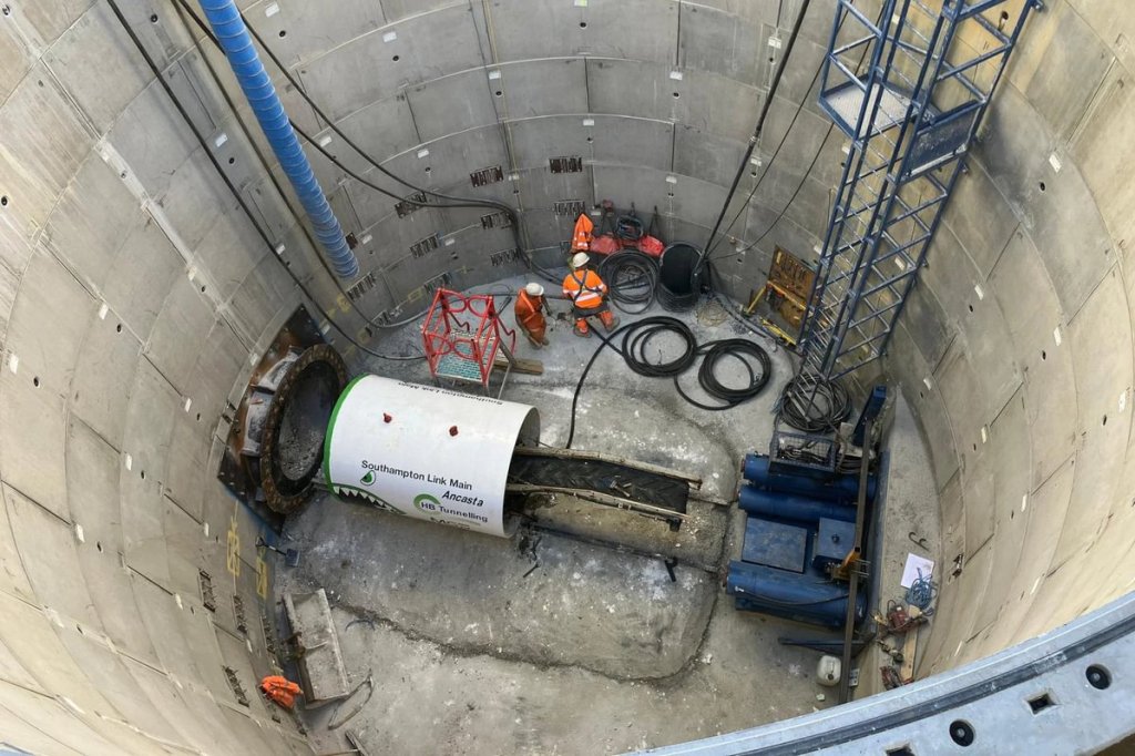 6‑tonnellata TBM scava un nuovo condotto idrico nel Hampshire senza danneggiare la superficie circostante