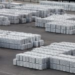 Prezzi alluminio LME 18 febbraio: rialzo a 3.035 USD/t e scorte in diminuzione