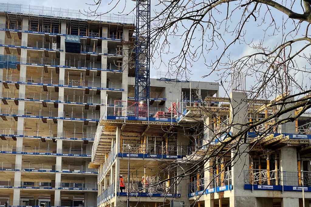 Rallentamento delle costruzioni: Glenigan segnala calo di contratti e avviamenti di nuovi progetti.