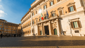 Valditara risponde: 12 miliardi per ristrutturare 10.000 scuole in 20 anni