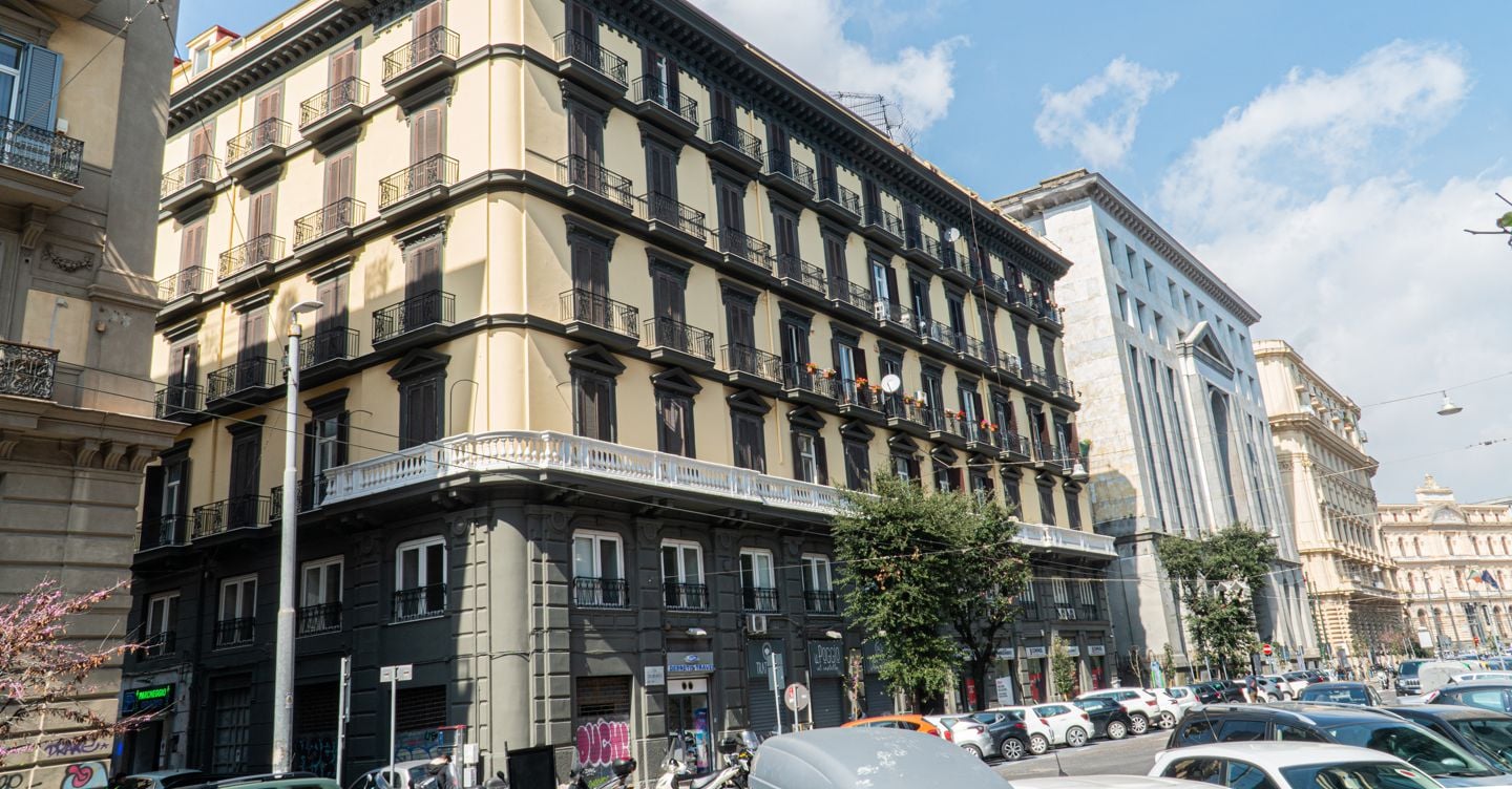 Napoli rinasce: 24 appartamenti in un palazzo storico di via De Pretis
