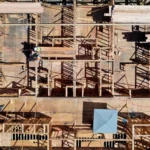 Inizio di costruzione di abitazioni multifamiliari a dicembre 2025: record annuale ma leggero calo rispetto al 2024