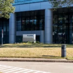 Fluor registra una perdita di 1,57 miliardi di dollari nel Q4 2025, ma il CEO prevede un rimbalzo nel 2026