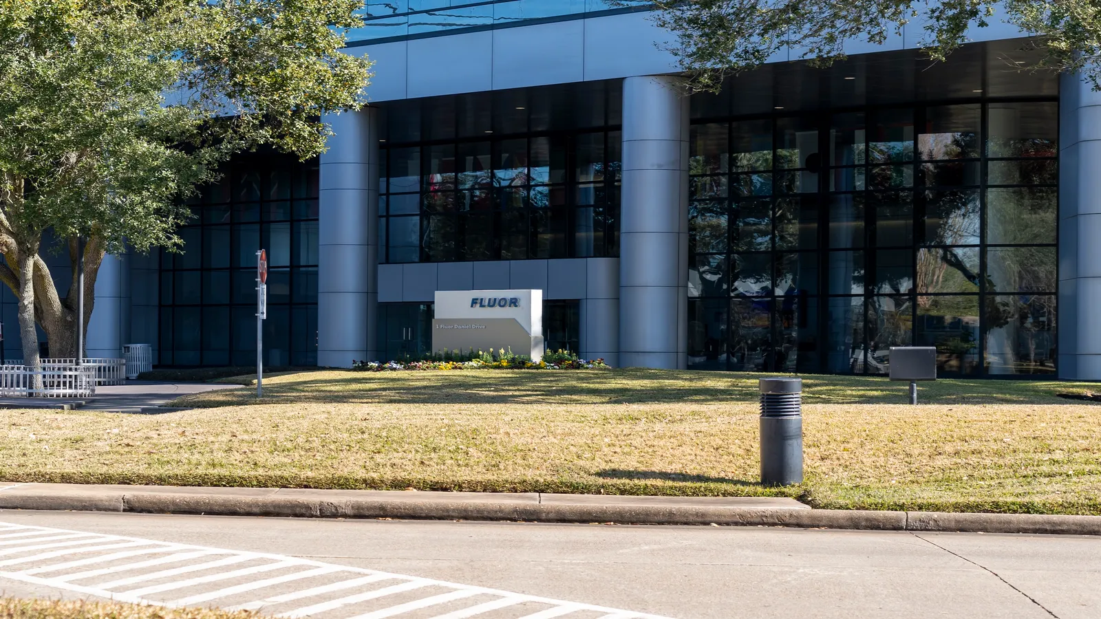 Fluor registra una perdita di 1,57 miliardi di dollari nel Q4 2025, ma il CEO prevede un rimbalzo nel 2026