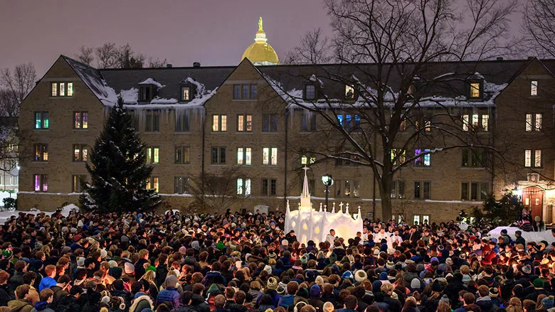 Studenti di Architettura e Ingegneria Realizzano una Cappella di Ghiaccio sul Campus di Notre Dame