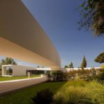 Villa Lago a La Moraleja: architettura spagnola che unisce interno ed esterno con ponti